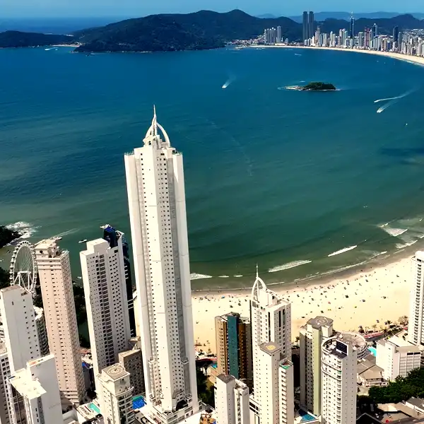 Vista aérea da praia central de Balneário Camboriú