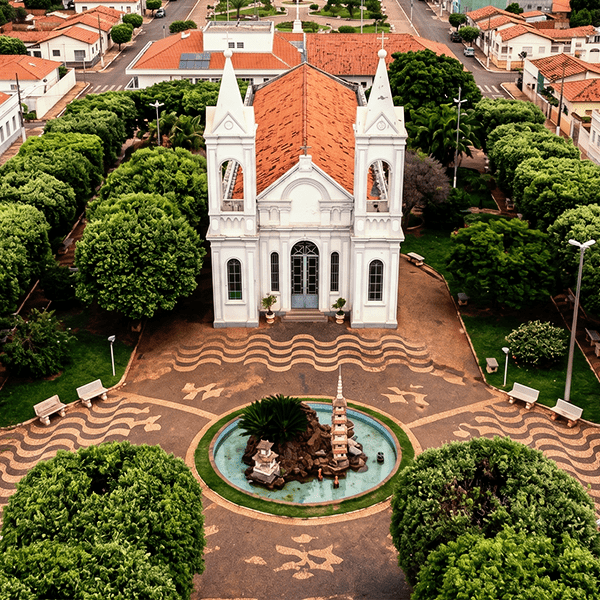 Igreja histórica em uma praça com árvores verdes, parque com fonte e bancos ao redor, em uma cidade residencial, vista aérea de alta qualidade.